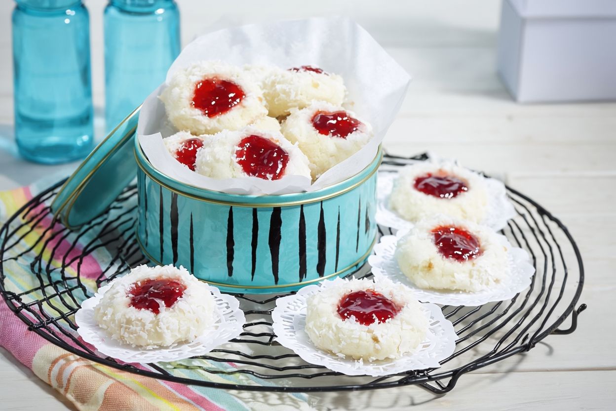 Savor the taste of our strawberry macaroon drops! Each bite offers a perfect blend of sweetness and texture, making them an irresistible treat for all.